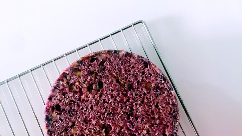 果仁紫薯南瓜发糕，太好吃了，也许是对美食最好的诠释,放凉后切块。