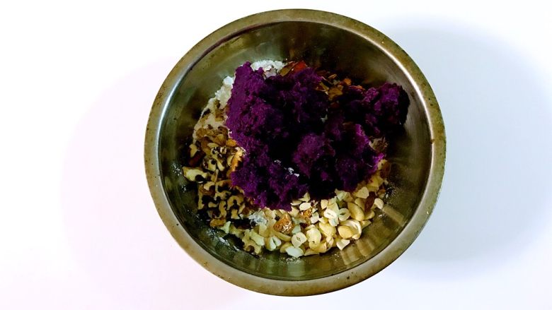 果仁紫薯南瓜发糕，太好吃了，也许是对美食最好的诠释,加入紫薯泥。