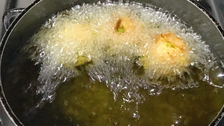 过年走油@萝卜丝丸子,下锅后，立刻搅拌一下，防止粘连。