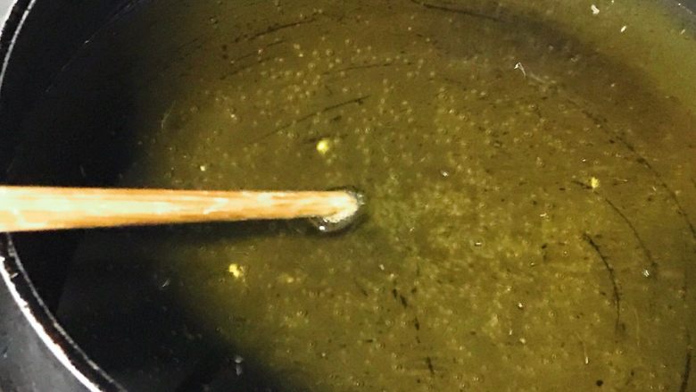 过年走油@萝卜丝丸子,油烧至70度左右，有筷子试一下，周围冒泡，就可以开始炸了。