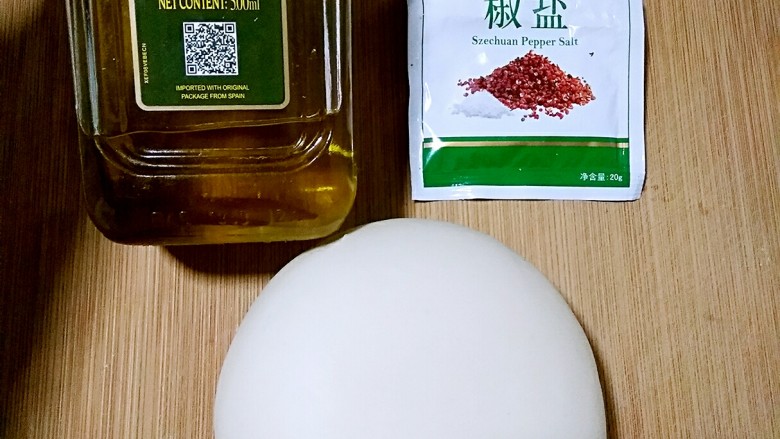 椒盐盘丝饼,<a style='color:red;display:inline-block;' href='/shicai/ 851'>橄榄油</a>不是必须，可以换成其他食用油。