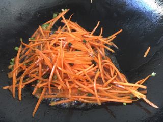 做年货 二月二“龙抬头”  炒龙须菜（炒合菜）,放入胡萝卜丝煸炒至断生。