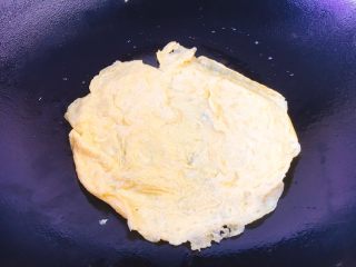 做年货 二月二“龙抬头”  炒龙须菜（炒合菜）,鸡蛋打散，锅里抹一层薄薄的油，倒入蛋液，把正反两面煎成金黄色的鸡蛋饼。