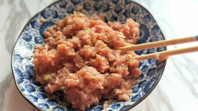 年货必备的自炸肉丸子,用筷子搅拌均匀，腌制15分钟。