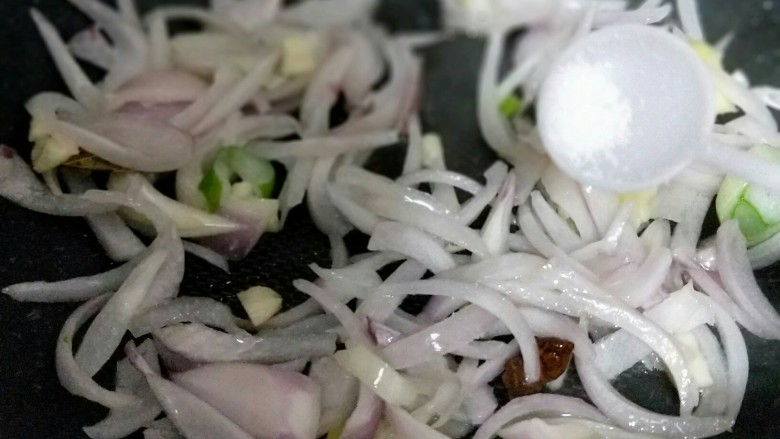 家宴-洋葱炒墨鱼,加入少许盐，根据个人口味放盐。