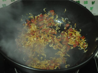萝卜糕,油锅烧热，腊肠粒和虾米放进去炒香