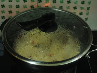萝卜糕,加入萝卜丝一起翻炒至萝卜丝变软，加入200克水，盐、胡椒粉，盖上锅盖煮熟