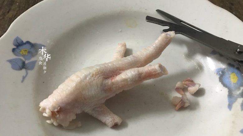 当归鸡脚,把鸡脚用厨房剪剪去指甲。