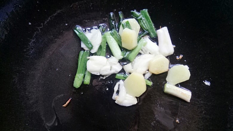 家常煮草鱼,锅里放点油，油热后放入姜葱蒜头煎一下