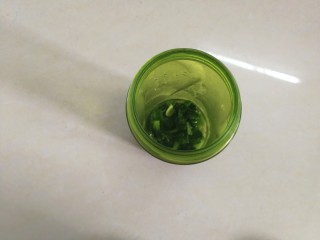 翡翠肠粉,放入榨汁机内，加入一杯水榨成绿色的汁