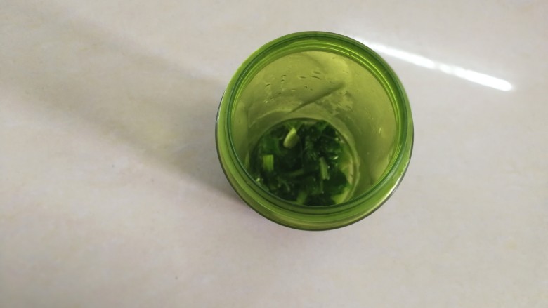 翡翠肠粉,放入榨汁机内，加入一杯水榨成绿色的汁