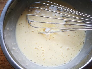 边角料们成就的面包布丁,加一大勺糖，用蛋抽打匀