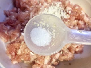 来一碗好吃的炸酱红薯粉,肉末放入一勺淀粉和少许盐加10ml左右的清水搅拌至顺滑