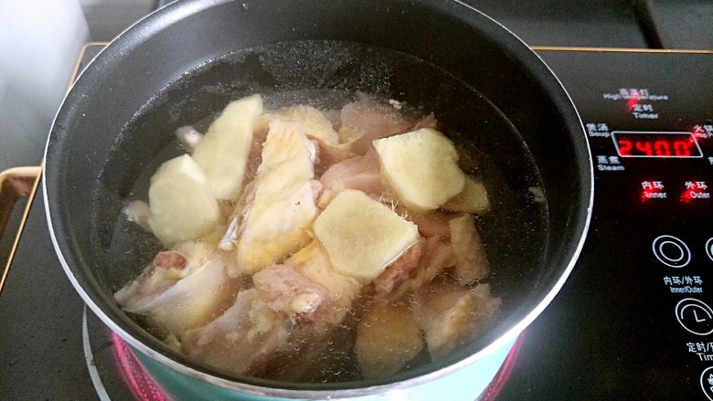 灵芝鸡🐔汤,把鸡肉🐔跟姜片放锅里加入适量水