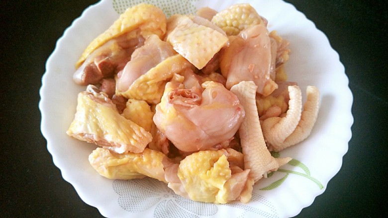 灵芝鸡🐔汤,半只鸡🐔洗干净切块