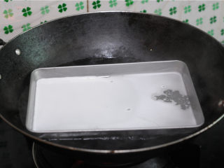 雞蛋花菇腸粉,鍋里放入半鍋水，燒開，腸粉盤子里刷上一層薄薄的油，舀入兩勺腸粉水，蓋上鍋蓋蒸一分鐘