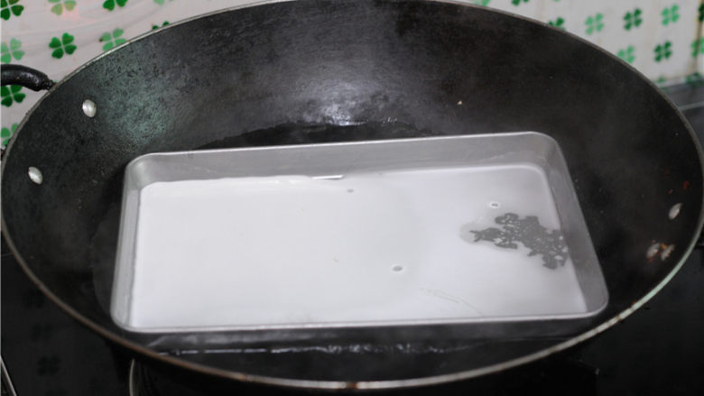 鸡蛋花菇肠粉,锅里放入半锅水，烧开，肠粉盘子里刷上一层薄薄的油，舀入两勺肠粉水，盖上锅盖蒸一分钟