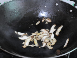 雞蛋花菇腸粉,油鍋燒熱，倒入花菇片炒至微微變軟