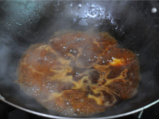 雞蛋花菇腸粉,加入兩勺生抽，沿著鍋邊淋入半碗水
