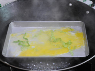 雞蛋花菇腸粉,將雞蛋打在上面，用筷子快速劃散，撒入青菜絲