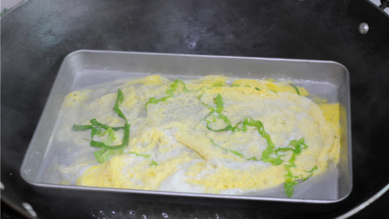 鸡蛋花菇肠粉,盖上盖子再蒸两分钟，直到鸡蛋液完全凝固