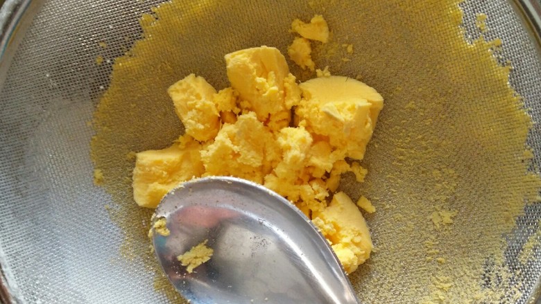 无黄油玛格丽特（一只平底锅就能搞定的烘焙）,煮好的鸡蛋取蛋黄过筛。