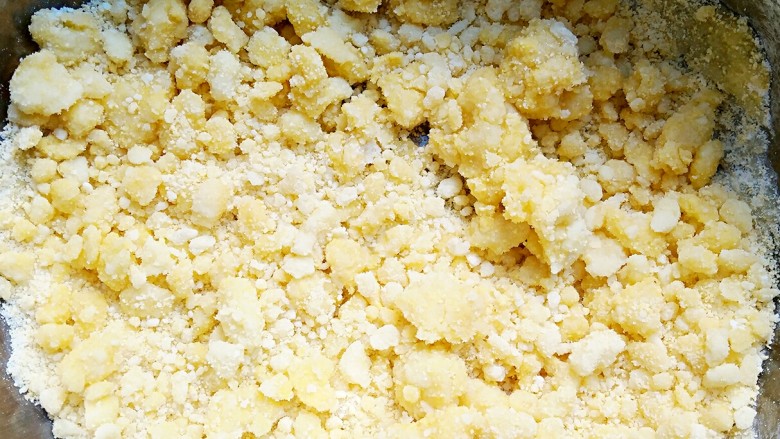 无黄油玛格丽特（一只平底锅就能搞定的烘焙）,将过筛后的各种粉和油一起搅拌均匀。