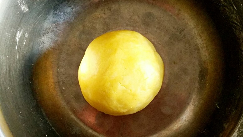 无黄油玛格丽特（一只平底锅就能搞定的烘焙）,揉成面团。