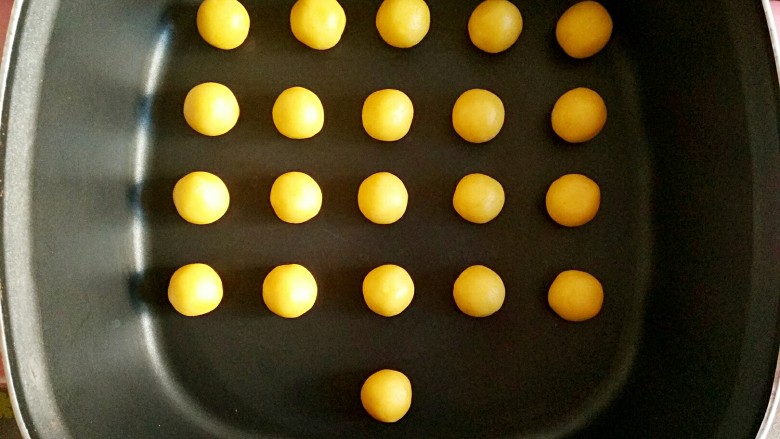 无黄油玛格丽特（一只平底锅就能搞定的烘焙）,将面团取出搓成6g左右的小球，放进不沾平底锅中。
