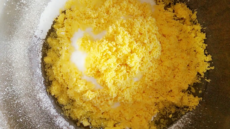 无黄油玛格丽特（一只平底锅就能搞定的烘焙）,过筛后的蛋黄已经很细腻了。