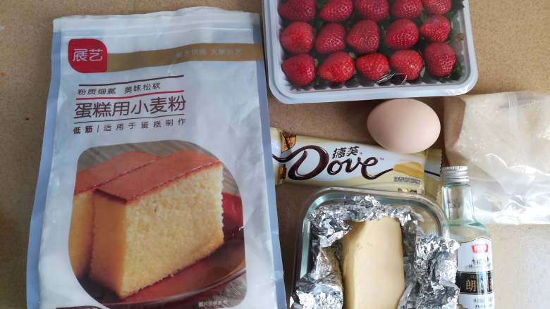 草莓熔岩蛋糕,首图依然是材料全家福