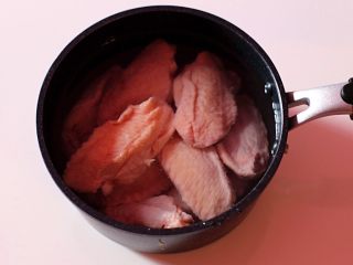 香辣烤翅,将鸡翅洗净放温水中浸泡15分钟去腥
