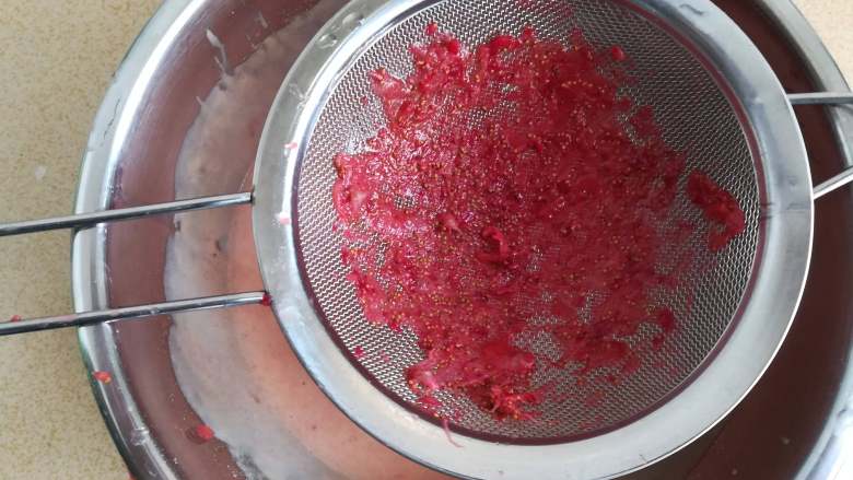 草莓熔岩蛋糕,将鸡蛋液加入至刚刚制作的巧克力糊中，筛入低级面粉，搅拌均匀后，用滤网压制出草莓汁