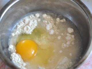 金枪鱼小丸子,加入鸡蛋搅匀。