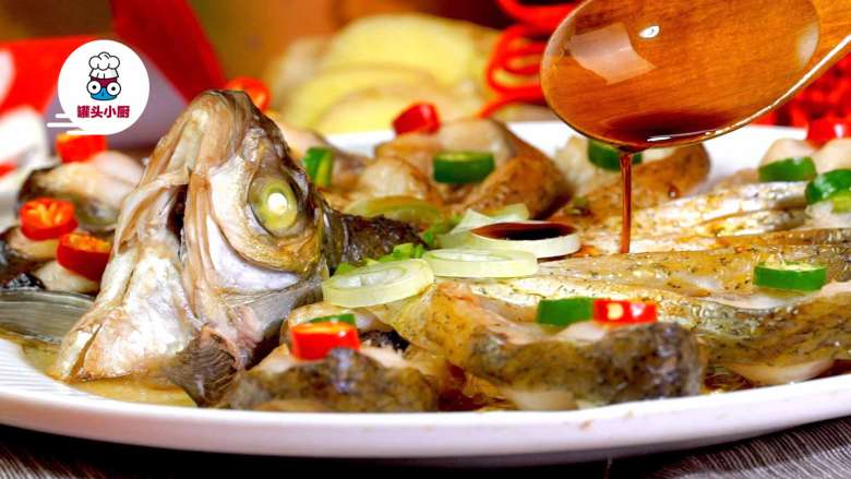 4道硬菜轻松搞定年夜饭,取出鱼肉，淋上适量蒸鱼豉油，再用青红小米椒圈装饰鱼片