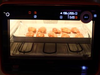 香辣烤翅,烤盘铺锡纸，将鸡翅摆放其上入烤箱200度烘烤10分钟。