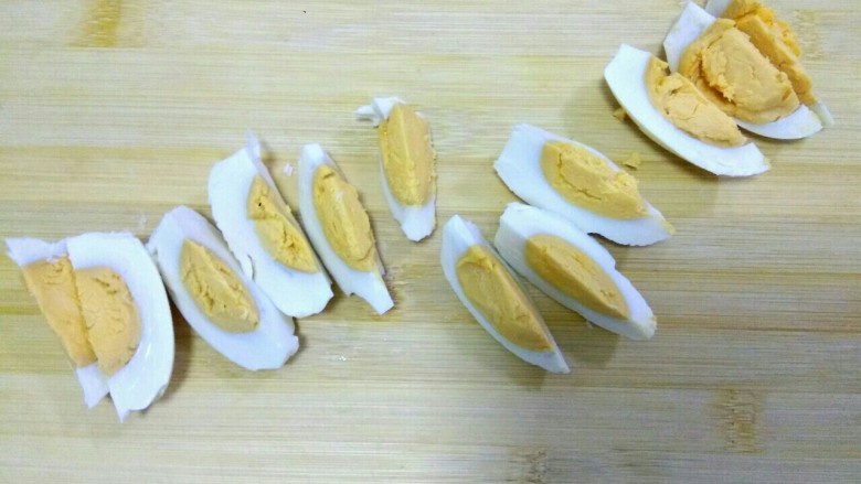 咸鸭蛋浇汁菠菜,切成小块，一个咸鸭蛋切六瓣