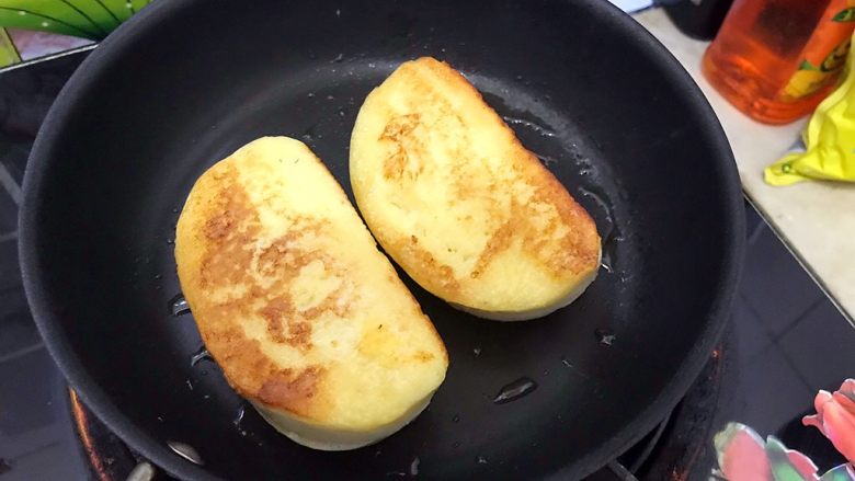 美好早餐开启美丽心情の黄金果酱馒头西多士+美式炒鸡蛋,煎到两面金黄色，即可