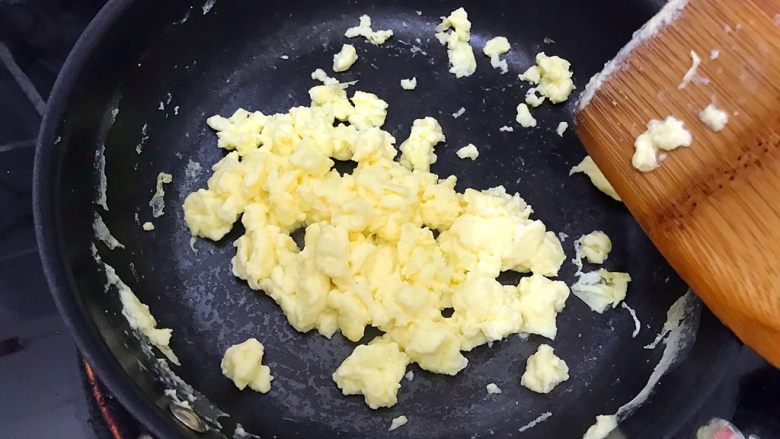美好早餐开启美丽心情の黄金果酱馒头西多士+美式炒鸡蛋,小火翻炒片刻，结块即可