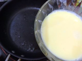 美好早餐开启美丽心情の黄金果酱馒头西多士+美式炒鸡蛋,剩余的蛋奶液倒入锅内，不用加油