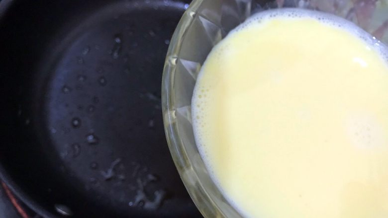 美好早餐开启美丽心情の黄金果酱馒头西多士+美式炒鸡蛋,剩余的蛋奶液倒入锅内，不用加油