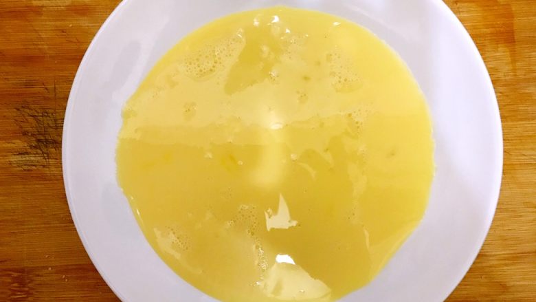 美好早餐开启美丽心情の黄金果酱馒头西多士+美式炒鸡蛋,将蛋奶液倒入一个盘子里，方便操作