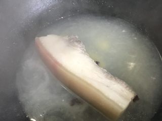 蒜苗回锅肉,中火煮10分钟至肉完全熟