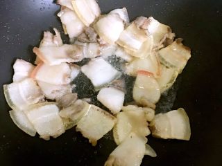 蒜苗回锅肉,下切好的肉片煸炒至打卷