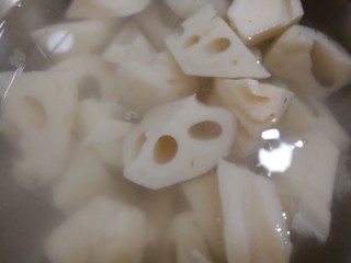 莲藕龙骨花生汤,放入清水里加一点盐浸泡。
