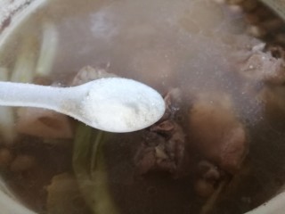 莲藕龙骨花生汤,一小时后龙骨炖至软烂，加入适量盐，再小炖一会儿入味儿。