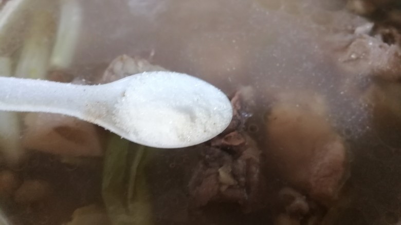 莲藕龙骨花生汤,一小时后龙骨炖至软烂，加入适量盐，再小炖一会儿入味儿。