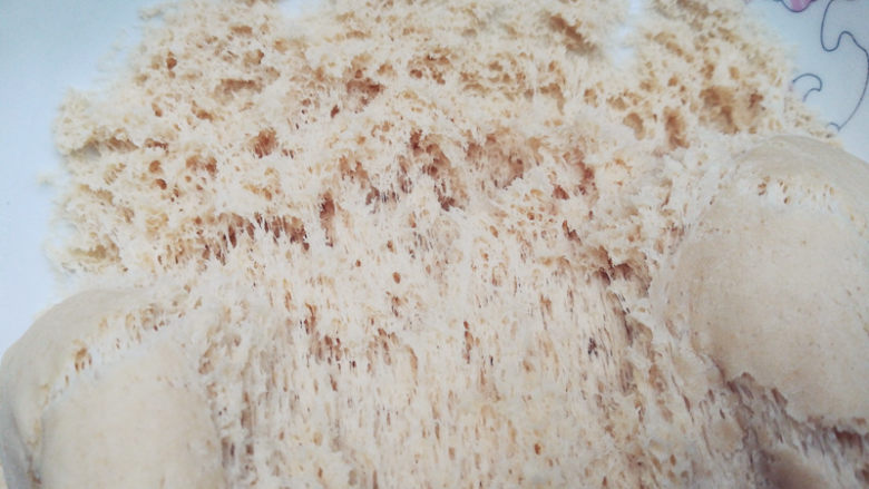 芝麻椒油花卷,面团发酵至两倍大，内部呈明显的窝蜂状。
