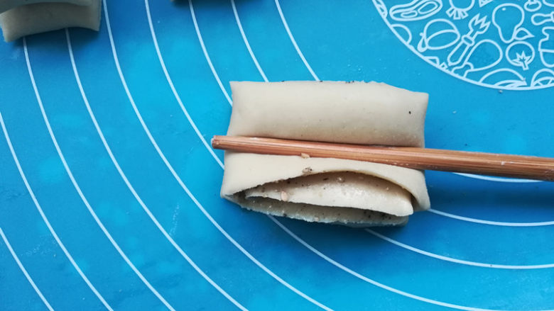 芝麻椒油花卷,用筷子在中间压一压。