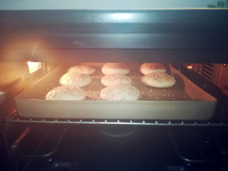 蓝莓酥饼,烤箱预热170℃，烤20分钟。酥饼会慢慢鼓起，又慢慢回落，这样就熟了。